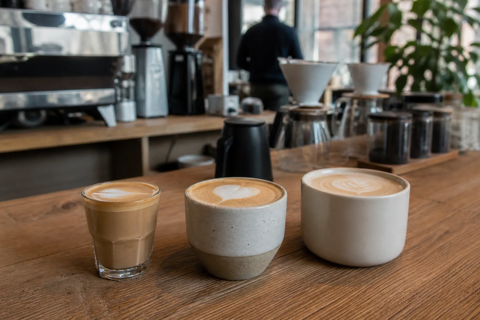 Cappuccino: Hvad det er, hvordan det adskiller sig fra latte og cortado