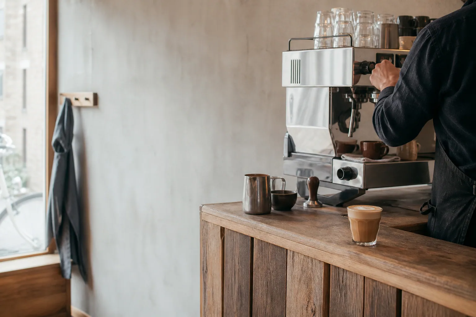 Hvad er en Cortado? Definition, Smag og Bestillingstips